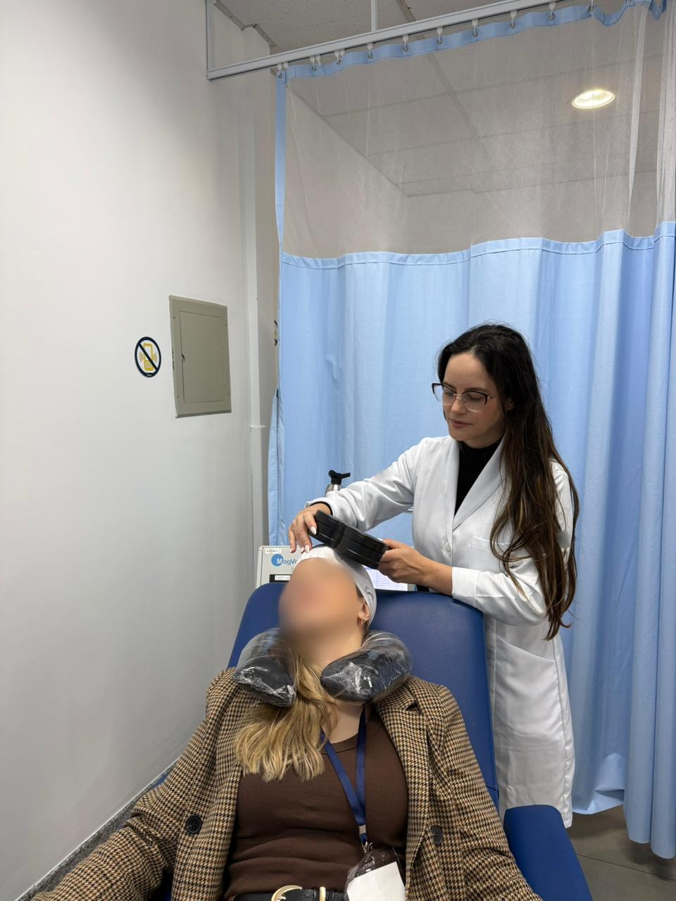 Dra. Rachel Nery realizando EMT